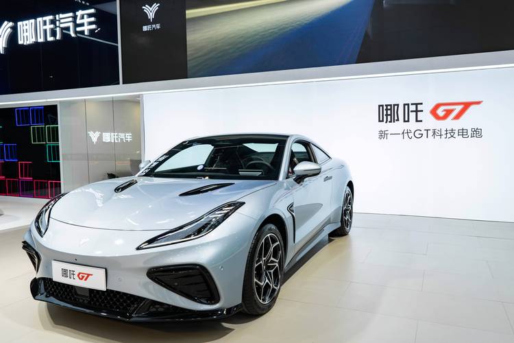 深圳293哪吒汽车在智能汽车领域的表现，领途汽车在新能源汽车市场中的影响力